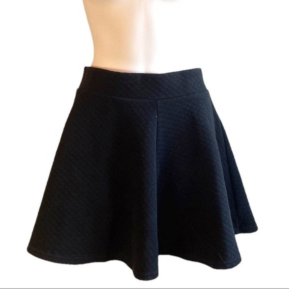 Divided Quilted Non Puff Pleated Black Skater Circle Skirt Low Waisted Size S